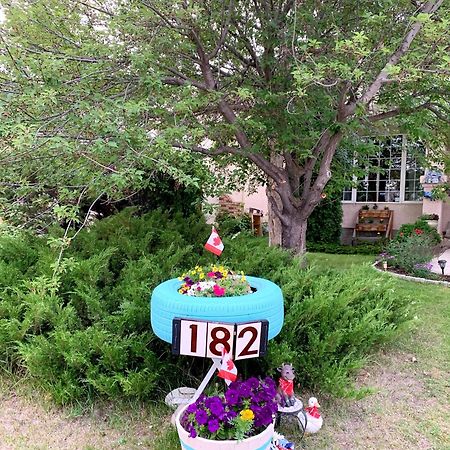 Brother Li Homestay カルガリー エクステリア 写真